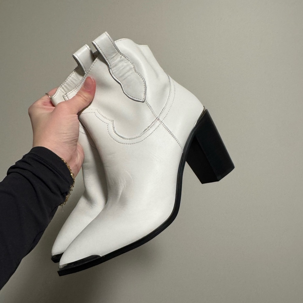 Steve Madden White Ankle Boots with Chunky Heel and Western Design